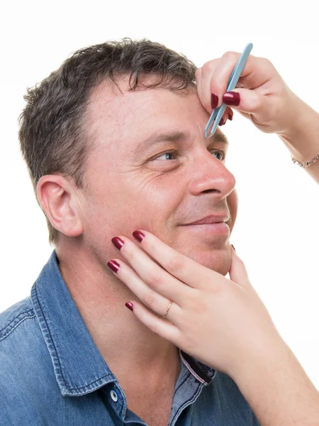 Fechar-se do homem com pinças arrancando sobrancelhas — Fotografia de Stock