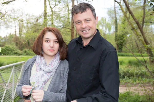 Man houdt vrouw op het park oustside — Stockfoto