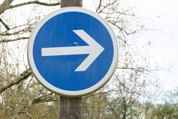 Pilen trafik tecken på vita himlen utanför — Stockfoto