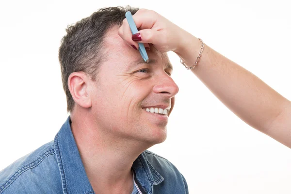 Primer plano del hombre con pinzas arrancando cejas —  Fotos de Stock