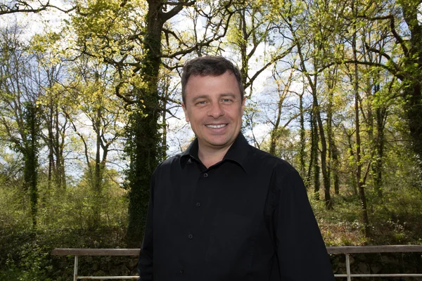 Homme en plein air dans le parc à l'extérieur souriant — Photo