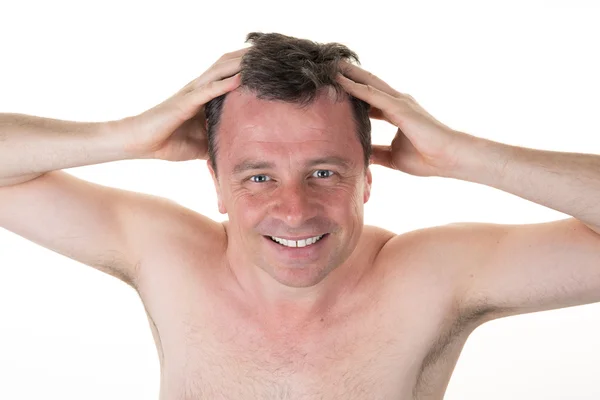 Człowiek przed mirrror patrząc na włosy — Zdjęcie stockowe