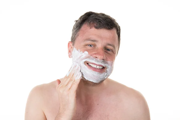 Sorrindo homem em sua casa de banho de barbear pela manhã — Fotografia de Stock