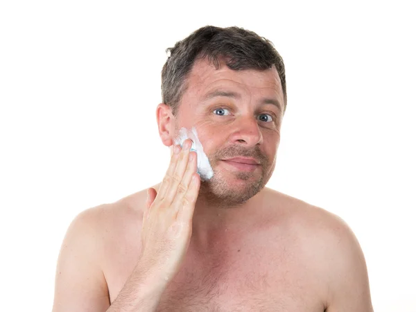 Homem alegre em sua casa de banho de barbear pela manhã — Fotografia de Stock