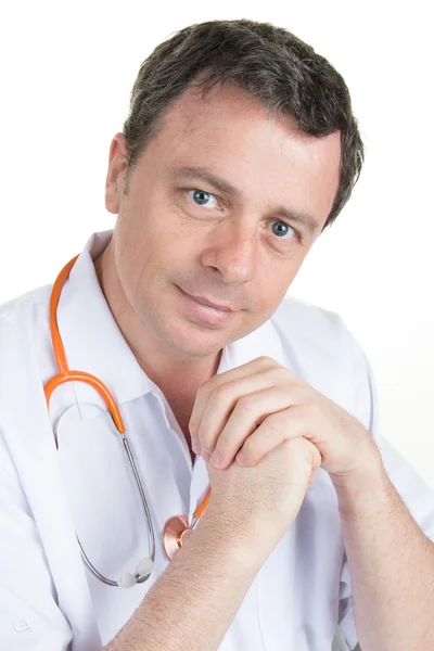 Selbstbewusster Arzt lächelt in die Kamera auf weißem Hintergrund — Stockfoto