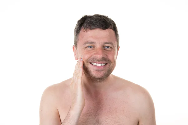 Hombre guapo en su baño afeitándose por la mañana —  Fotos de Stock