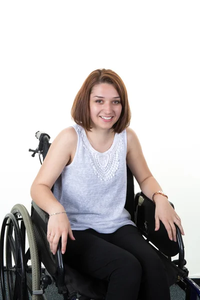 Женщина на инвалидной коляске изолирована на белом — стоковое фото