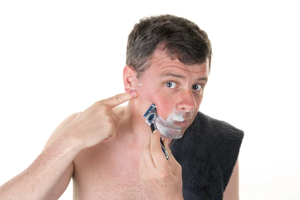 Hombre guapo en su baño afeitándose por la mañana —  Fotos de Stock