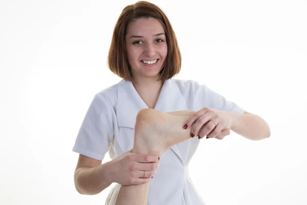 Man van de ontvangende voetreflexologie door vrouwelijke therapeut — Stockfoto