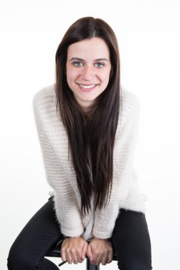 Beyaz bir arka plan üzerinde duran güzel genç kadın