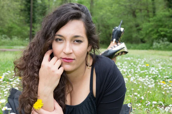 Hermosa mujer joven al aire libre. Prado en la hierba — Foto de Stock
