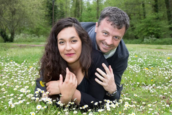 Szép és boldog pár a fűben, élvezi, és nevetve kívül — Stock Fotó