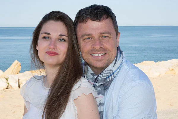 Lovely newly couple at the beach smiling — Stock Photo, Image