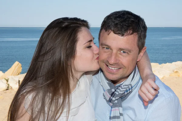 Leende och glad par, älskare på vackra sommar strand — Stockfoto