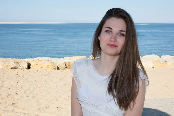 Lächeln Brünette mit langen Haaren am Strand. natürliche Schönheit der Frau. — Stockfoto