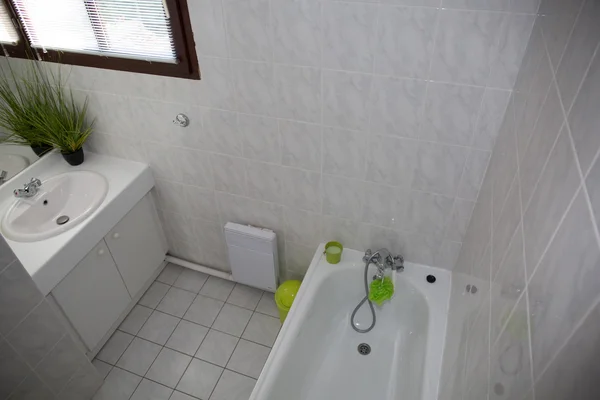 Güzel beyaz iç parlak banyoda banyo — Stok fotoğraf