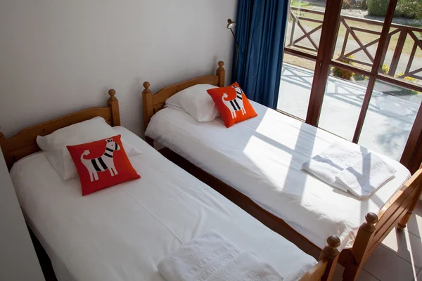 Vista superior de las camas dormitorio con cojín rojo — Foto de Stock