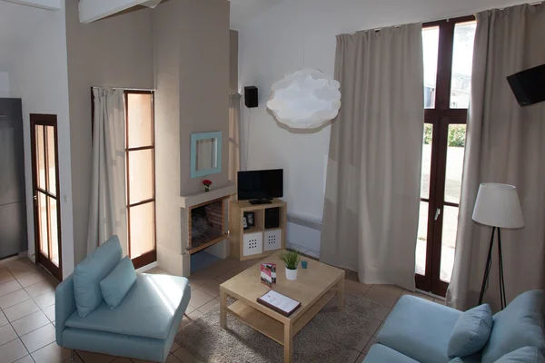 Belle et confortable salon moderne avec canapé bleu — Photo