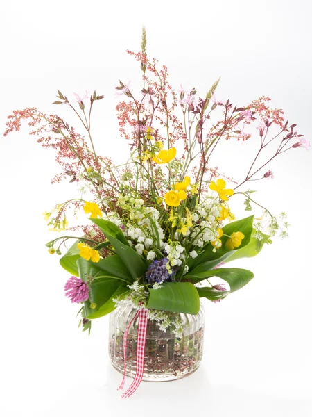 Belo buquê de flores silvestres brilhantes e lírio isolado no branco — Fotografia de Stock