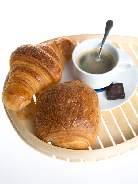 Чашка кофе с французским круассаном и шоколад с шоколадом — стоковое фото