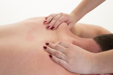 Bir erkeğin sırtına bir spa merkezinde bir masajdan sonra Close-Up
