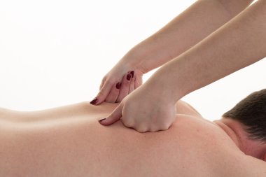 Bir erkeğin sırtına bir spa merkezinde bir masajdan sonra Close-Up