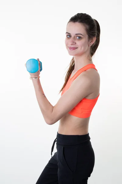 Fitness-Frau, die Gewichte stemmt und isoliert auf weißem Hintergrund trainiert — Stockfoto