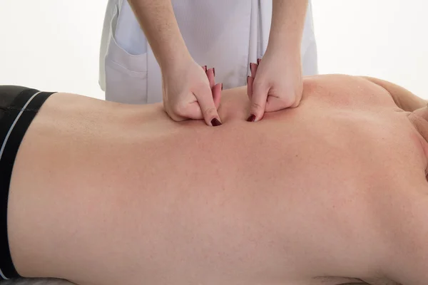 Hombre de espalda teniendo masaje con puño femenino, centro de spa —  Fotos de Stock