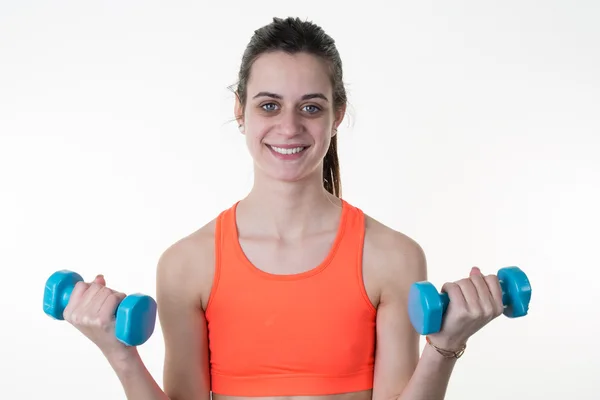 Smiling Fitness mujer levantando pesas haciendo ejercicio aislado — Foto de Stock