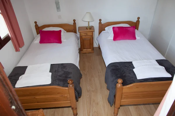 In a new house with two single beds — Stock Photo, Image