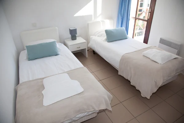 Dormitorio en un hotel con dos camas individuales — Foto de Stock