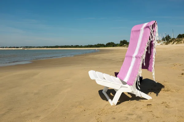Silla de playa con toalla en la playa de arena —  Fotos de Stock