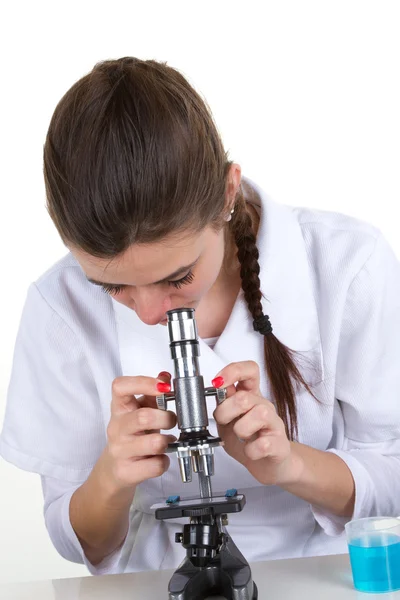Ελκυστική νέος ερευνητής που βλέπουν το εργαστήριο μικροσκόπιο. — Φωτογραφία Αρχείου