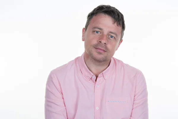 Homem atraente bem sucedido em rosa isolado no fundo branco — Fotografia de Stock