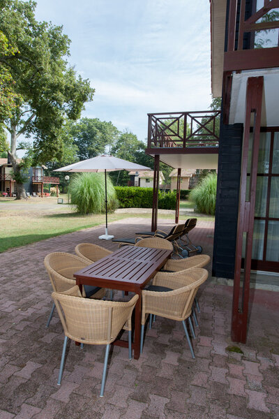 Современный и уютный дом, вид с патио, открытый
