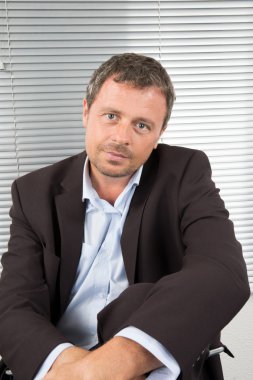 İş adamı ayakta gülümseyen sevimli güvenle.