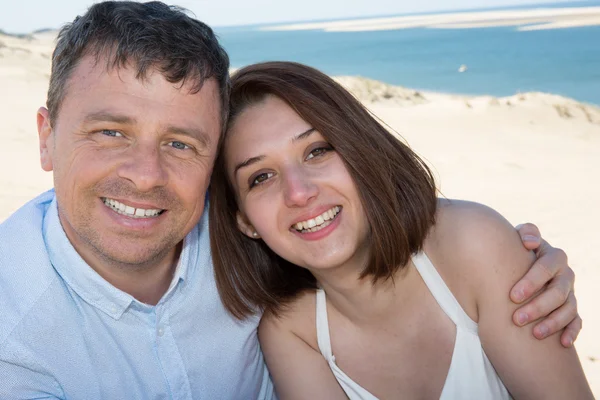 屋外のビーチでロマンチックなカップルは笑みを浮かべて — ストック写真
