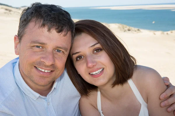 Schönes und glückliches romantisches Paar am Strand — Stockfoto