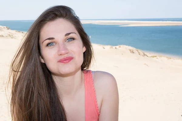 Portrait d'une belle jeune femme brune par une journée ensoleillée en été sur la plage — Photo