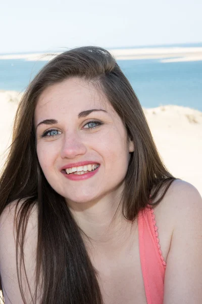 Retrato de uma bela jovem morena em um dia ensolarado no verão na praia — Fotografia de Stock