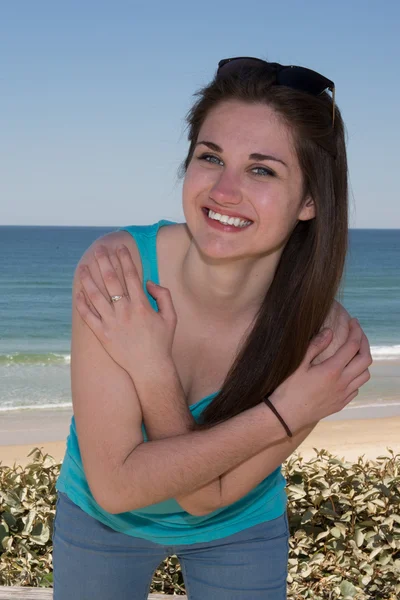 갈색 머리 여자 해변에서 맑은 날에 웃 고 — 스톡 사진