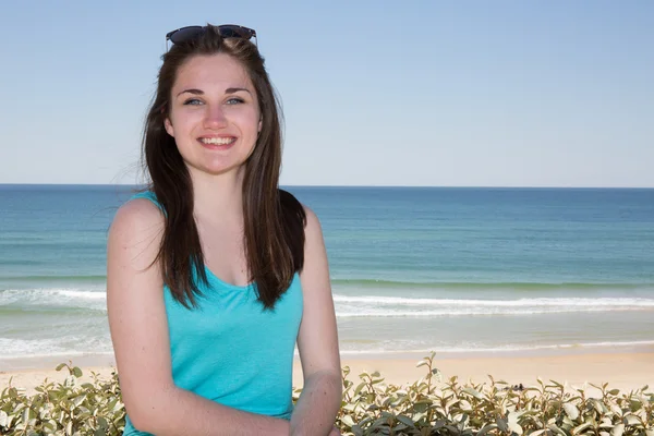 Hübsche junge brünette Frau im Sommer am Strand — Stockfoto
