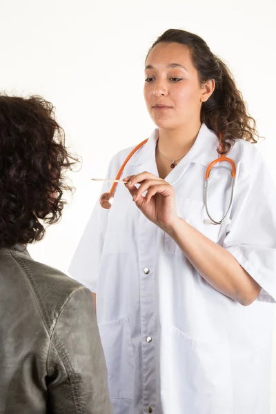 Arzt untersucht Patientin auf Halsschmerzen isoliert auf weiß — Stockfoto