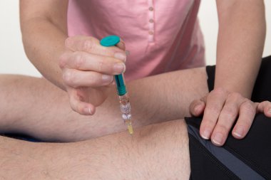 Onun altındaki kadın doktor tarafından bir enjeksiyon almak adam