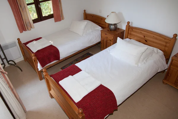 Duas camas individuais em uma casa de férias — Fotografia de Stock