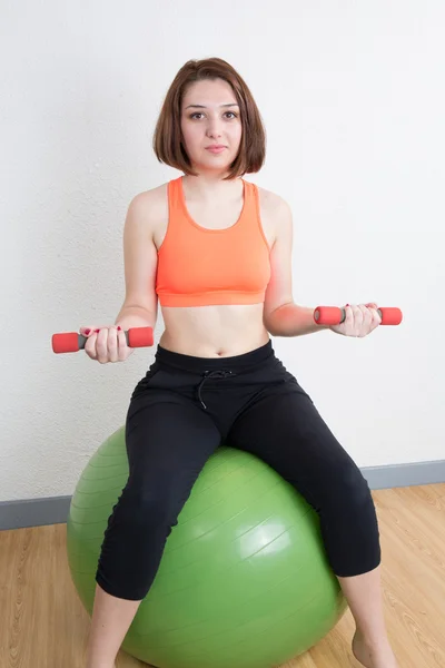 Mujer haciendo ejercicio de fitness en pelota verde suiza —  Fotos de Stock