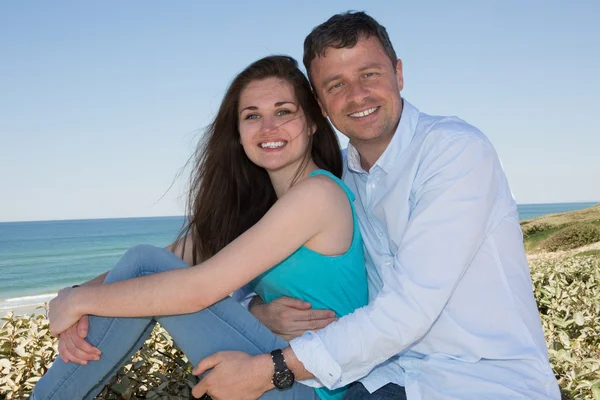 Romantiska glada och härliga par på havet — Stockfoto