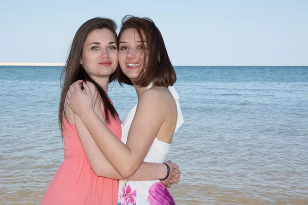 자매는 바닷가에서 물에 장난 — 스톡 사진