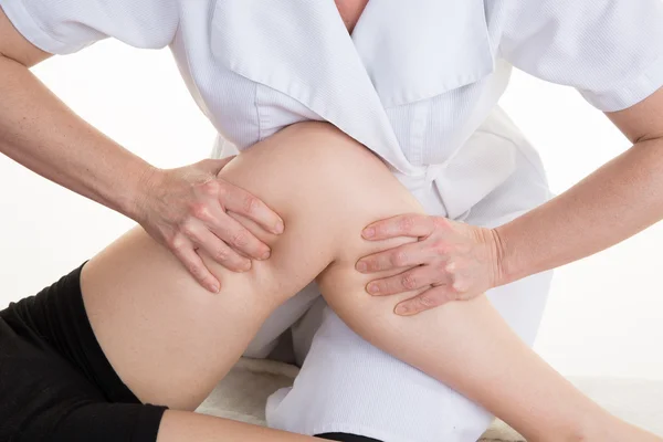 Fisioterapeuta Profissional Massageia o Joelho Ferido de um Paciente na Clínica . — Fotografia de Stock