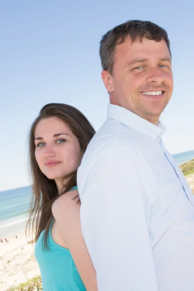 Romantic sweet couple smiling at the beach — Stock Photo, Image